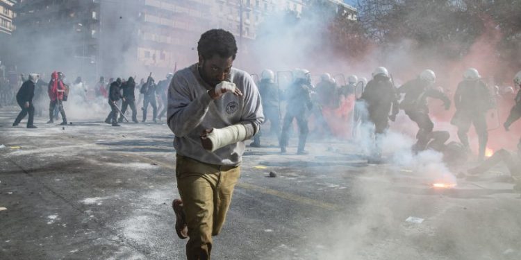 “Beckett” ou um thriller com potencial que se esfacela em uma narrativa que apela ao absurdo