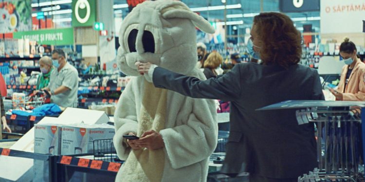 Crítica: “Má Sorte no Sexo ou Pornô Acidental” é uma sátira absurda que evidencia a hipocrisia da sociedade e bons costumes