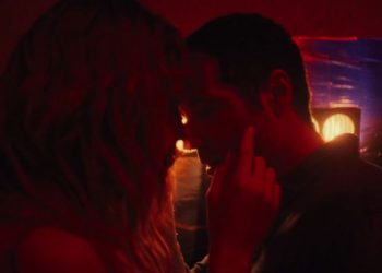 Crítica: Obra sensível, “Deserto Particular” abraça a quebra de padrões para as descobertas da vida