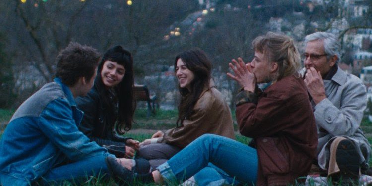 Estreia nos cinemas nesta quinta-feira (20) o novo filme de Mikhaël Hers, “Noites de Paris”