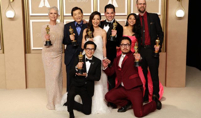 “Tudo em Todo Lugar ao Mesmo Tempo” vence o Oscar 2023; Confira a lista completa dos premiados